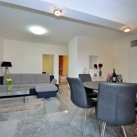 The Nikolic - Woegenstein Apartman