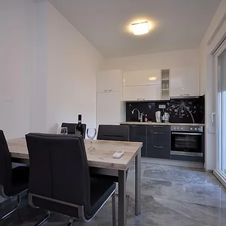 The Nikolic - Woegenstein Apartment *
